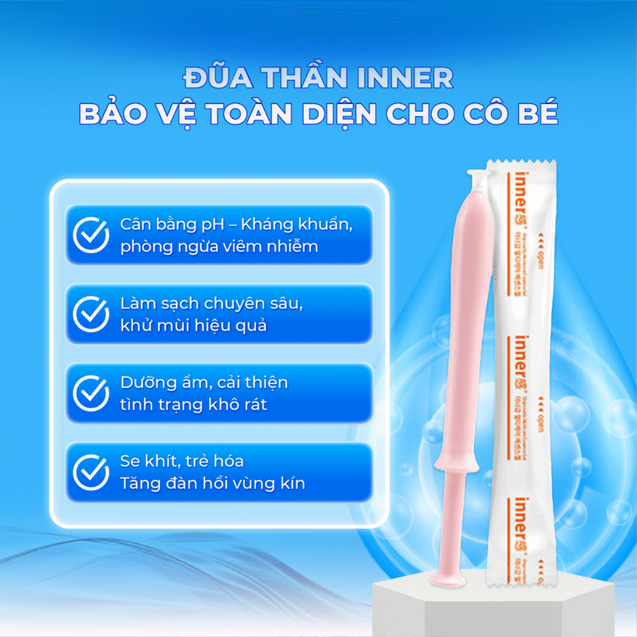 Chăm sóc và nâng niu cô bé một cách nhẹ nhàng